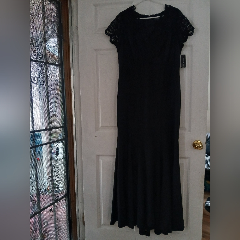 Betsy & Adam Black Lace Maxi Dress